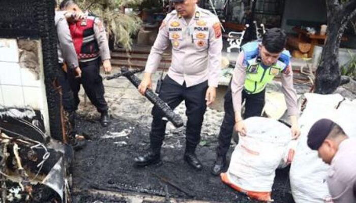 Polres Labuhanbatu Bersihkan Puing Pascakebakaran di Jalan Gatot Subroto Rantauprapat