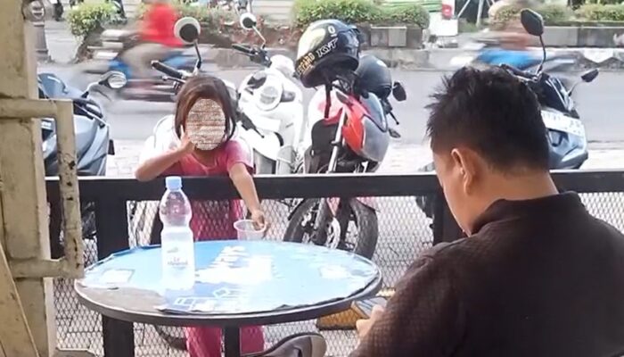 Potret Pilu Jalanan, Bocah Pengemis Mematung Saat Tak Diberi Uang di Kafe Pemalang