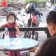 Potret Pilu Jalanan, Bocah Pengemis Mematung Saat Tak Diberi Uang di Kafe Pemalang