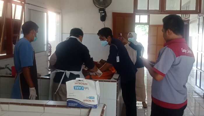Geger! Pria Tanpa Identitas Ditemukan Meninggal di Depan Puskesmas Widuri Pemalang