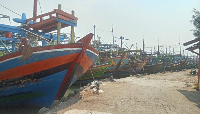Cuaca Ekstrem dan Gelombang Tinggi, Ratusan Nelayan Pemalang Terpaksa Tidak Melaut