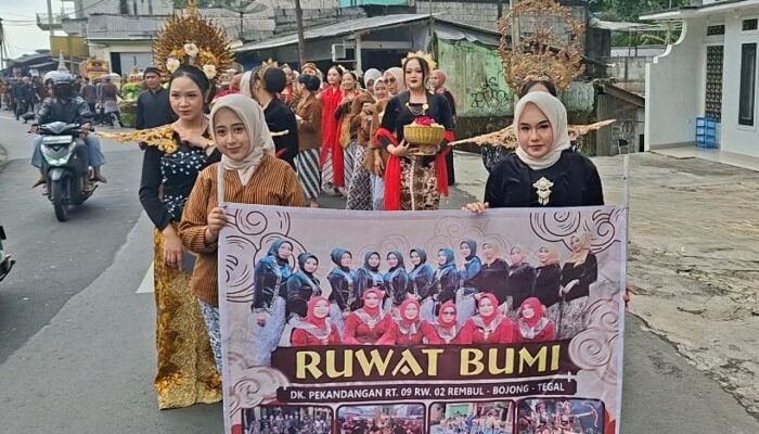 Ratusan Warga Berebut Gunungan Hasil Bumi dalam Tradisi Ruwat Bumi Sambut 1 Suro di Guci Tegal