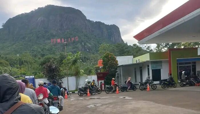 SPBU Bentar Pemalang Suguhkan View Gunung yang Indah, Pengunjung Betah Meski Mengantre BBM