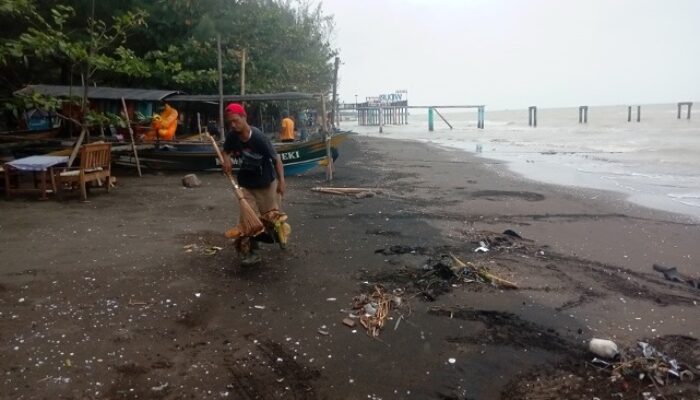 Sempak Teles, Garda Terdepan Kebersihan Pantai Widuri Pemalang