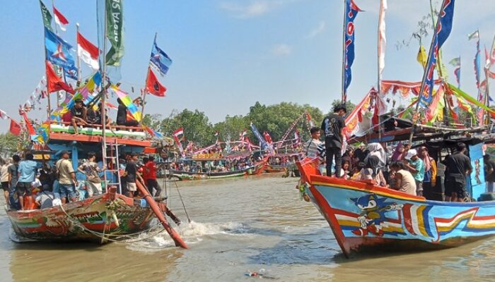 Sensasi Berlayar Bersama Ribuan Nelayan Warnai Tradisi Sedekah Laut Asemdoyong Pemalang
