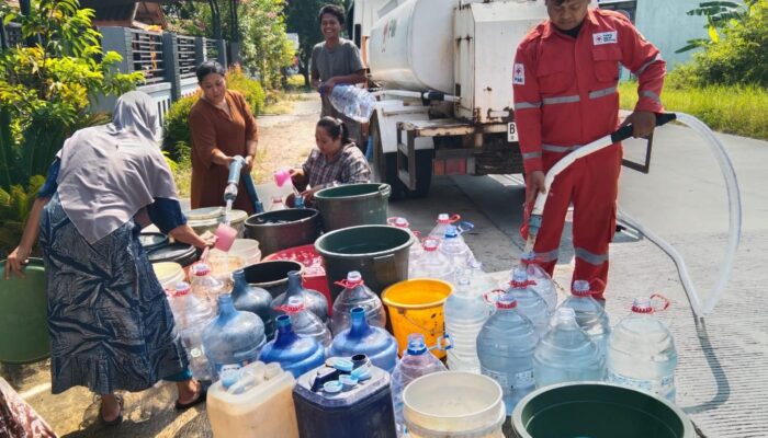 Krisis Air Bersih Landa Kedungkelor, PMI Kabupaten Tegal Salurkan 4.000 Liter Air Bersih untuk Warga