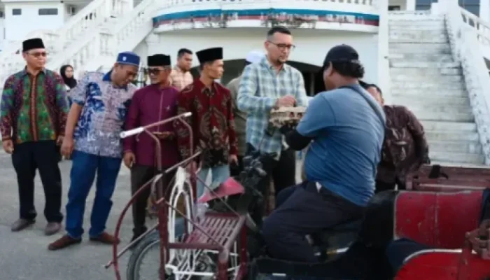 Peduli Warga, Bupati Labusel Bagikan 60 Paket Sembako untuk Pengemudi Becak Bermotor