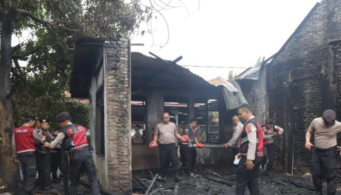 Polres Labuhanbatu Bantu Bersihkan Puing Kebakaran di Jalan Bakti Lama Rantauprapat.
