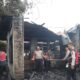 Polres Labuhanbatu Bantu Bersihkan Puing Kebakaran di Jalan Bakti Lama Rantauprapat.
