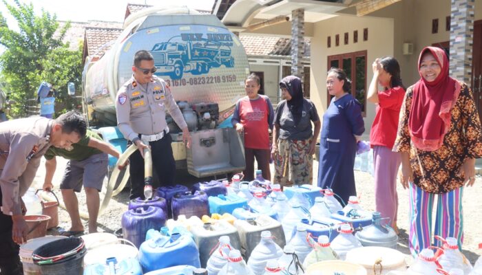 Sejumlah Desa di Tegal Krisis Air Bersih, Polres Kirim 5 Tangki Air di Momen Hari Bhayangkara ke 80