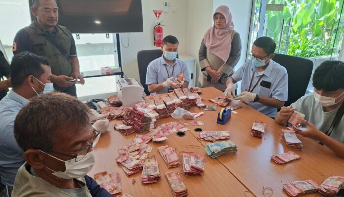 Uang Rp1,5 Miliar Milik Warga Batang Rusak Terendam Rob, Bank Indonesia Tegal Layani Penukaran Uang