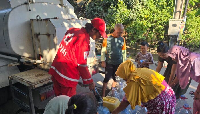 Kekeringan Melanda Sejumlah Desa di Kabupaten Tegal, PMI Distribusikan 4.000 Liter Air Bersih