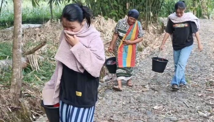Krisis Air Bersih, Warga Desa Tamansari Kabupaten Tegal Jalan 1 Km Demi Dapat Air