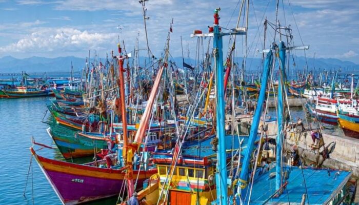 Kapal Perikanan KM. Anugerah Laut 3 Terbalik di Perairan Utara Tegal, 2 ABK Belum Ditemukan
