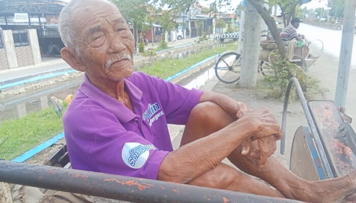Keteguhan Kakek Parikhin, Setengah Abad Mengayuh Becak di Sudut Kota Pemalang