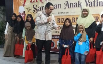 Pentas Budaya dan Santunan Anak Yatim Bertaburan Door prize Hadiah Oleh Anggota DPR -RI Rizal Bawazier