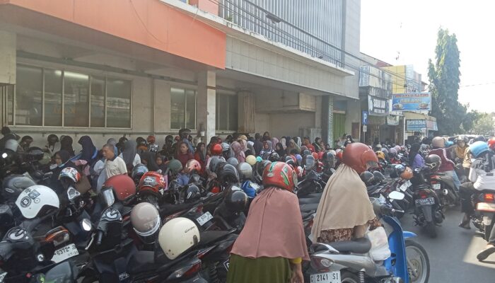 Kemacetan di Depan Toserba Basa Pemalang, Bikin Pengendara Mengelus Dada