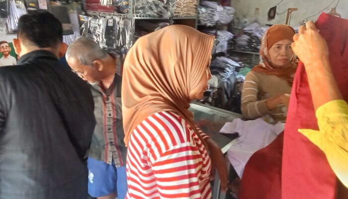 Berkah Ajaran Tahun Baru Toko Seragam di Pemalang Diserbu Pembeli