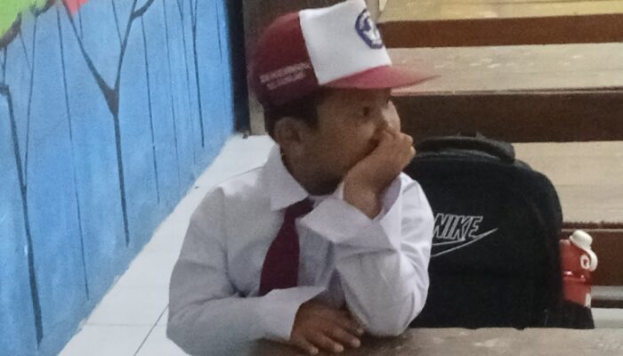 Hari Pertama Masuk Sekolah di Pemalang, Duduk Manis Seorang Bocah SD Setia Menanti Menunggu Temannya Tak Kunjung Tiba