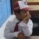 Hari Pertama Masuk Sekolah di Pemalang, Duduk Manis Seorang Bocah SD Setia Menanti Menunggu Temannya Tak Kunjung Tiba