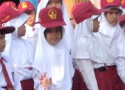 Salah Pakai Sepatu Hingga Rebutan Bangku Beragam Cerita Unik Hari Pertama Siswa SD Masuk Sekolah