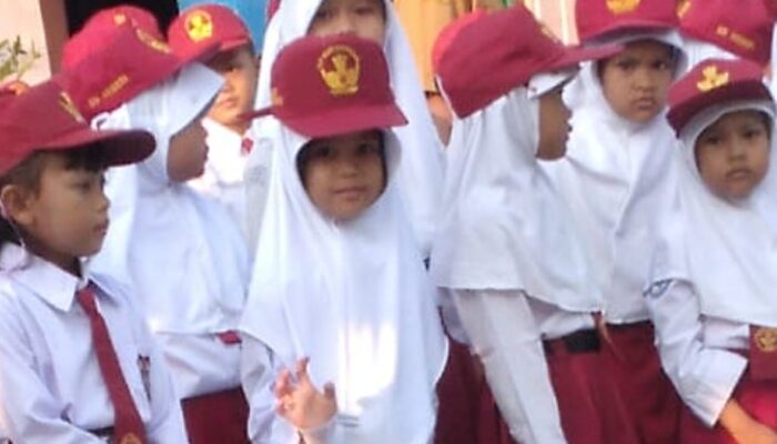 Salah Pakai Sepatu Hingga Rebutan Bangku Beragam Cerita Unik Hari Pertama Siswa SD Masuk Sekolah