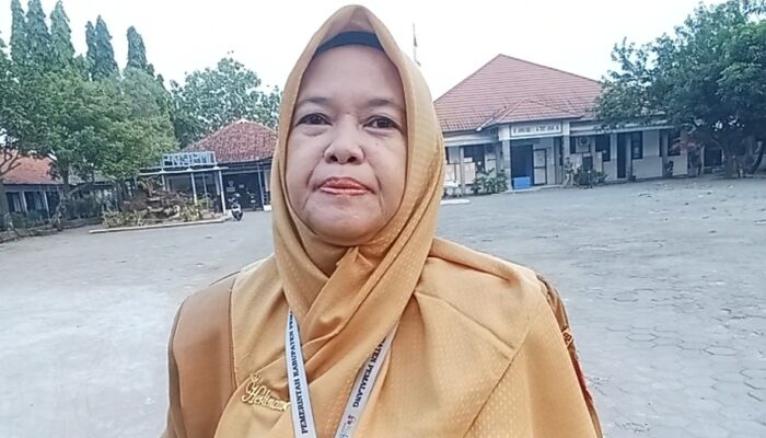 30 Tahun Tak Pernah Terlambat, Dedikasi Guru Senior SMPN 3 Pemalang Jadi Teladan
