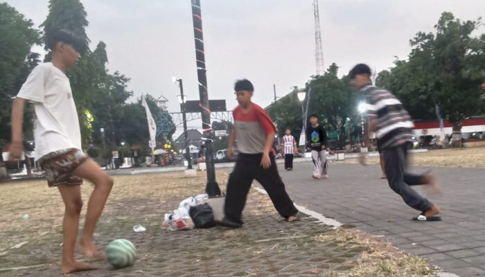 Senja di Alun-Alun Pemalang, Saat Gadget Kalah oleh Bola Plastik