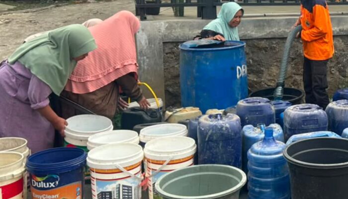 Kemarau Panjang Paksa Warga Pulosari Rogoh Kocek Ratusan Ribu Demi Air Bersih