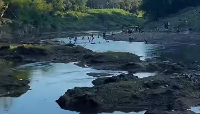 Sungai Comal Pemalang Surut, Warga Sulap Aliran Sungai Jadi Waterpark Dadakan, BPBD Ingatkan Bahaya