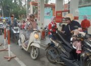 Kenaikan Harga Pertamax Picu Antrean Panjang hingga Meluber ke Jalan di SPBU Bojongbata Pemalang
