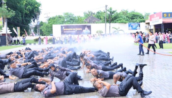 Penuh Haru dan Kebanggaan, 70 Personel Polres Labuhanbatu Resmi Sandang Pangkat Baru