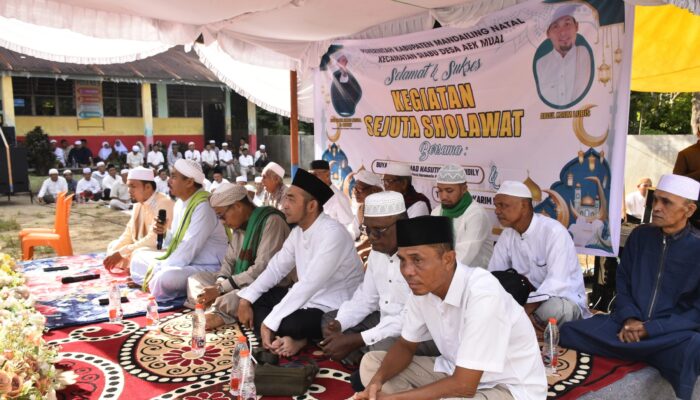 Ribuan Jamaah Padati Desa Aek Mual, Sejuta Selawat Menggema, Camat Siabu Sampaikan Harapan Ini