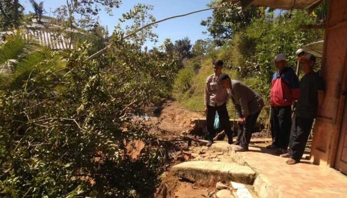 Bhabinkamtibmas Polsek Banjarwangi Tinjau Longsor di Tanjungjaya, Warga Diminta Relokasi Sementara