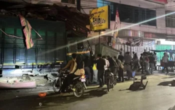 Diduga Rem Blong, Truk Fuso Hantam Belasan Kendaraan dan Pedagang di Kotapinang, Sejumlah Orang Terluka