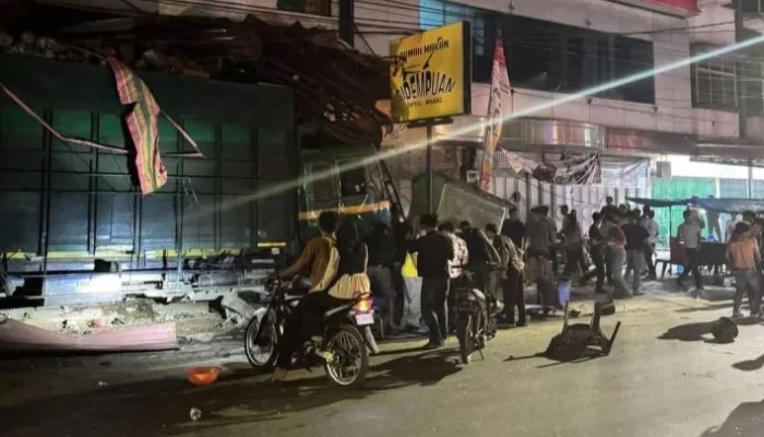 Diduga Rem Blong, Truk Fuso Hantam Belasan Kendaraan dan Pedagang di Kotapinang, Sejumlah Orang Terluka