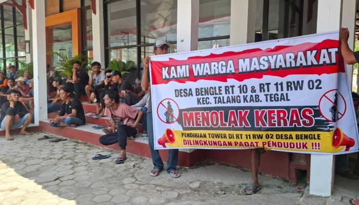 Puluhan Warga Bengle Tegal Unjuk Rasa Tolak Tower Seluler Ilegal di Tengah Permukiman