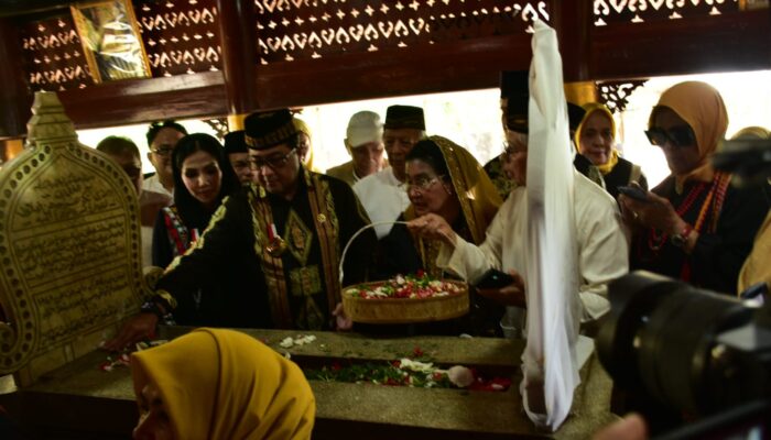 Menteri Ekraf RI Ziarah ke Makam Tjoet Nja Dhien di Sumedang, Jajaki Penguatan Ekonomi Kreatif Berbasis Budaya