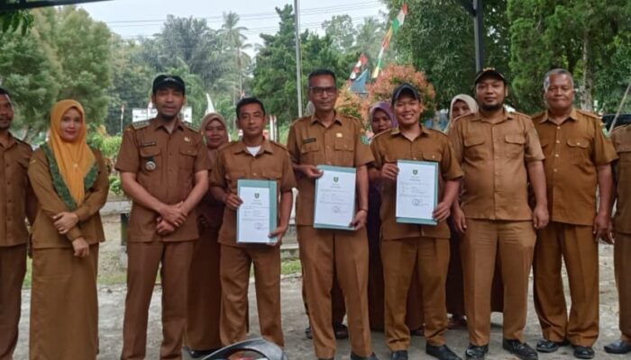 Camat Siabu Berikan Penghargaan kepada Staf Berprestasi, Dorong Pelayanan Publik yang Prima