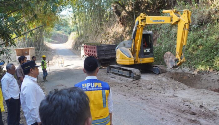 Bupati Garut Tinjau Proyek Jalan Limbangan–Selaawi, Rp1,3 Miliar untuk Perkuat Akses ke Sumedang