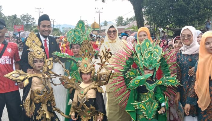 Kemeriahan Karnaval HUT RI ke-81, Camat Siabu Larut Berfoto Bersama Peserta