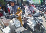 Nampak warga dengan menggunakan sepeda motor bagus membawa puluhan kilo beras bantuan (Foto: Ragil)