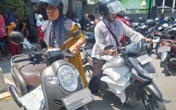 Nampak warga dengan menggunakan sepeda motor bagus membawa puluhan kilo beras bantuan (Foto: Ragil)