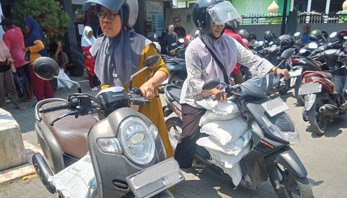 Ribuan Warga Terima 30 Kg Beras, Sejumlah Warga Miskin Kecewa