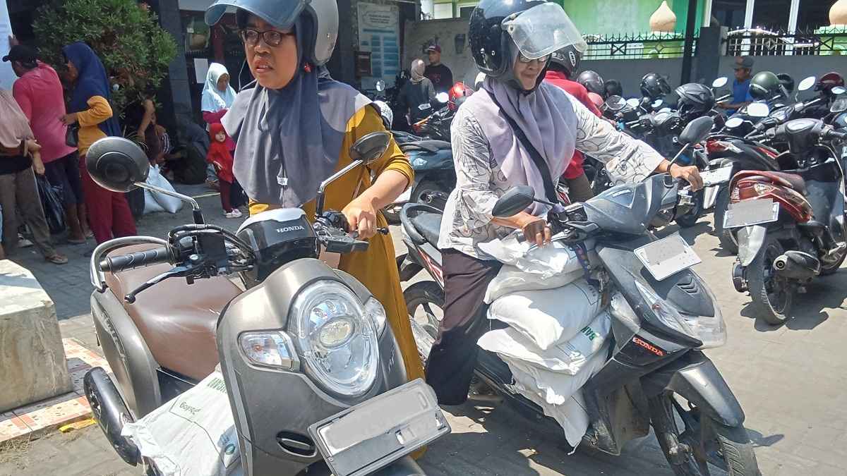 Nampak warga dengan menggunakan sepeda motor bagus membawa puluhan kilo beras bantuan (Foto: Ragil)