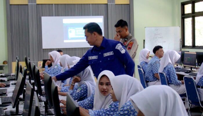 Tingkatkan Literasi Digital, Polres Pemalang Berikan Pembekalan AI di SMKN 1 Pemalang