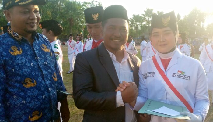 Pelajar MAN 3 Madina Fatimahtuz Zahra Jadi Petugas Penurunan Bendera di Kecamatan Siabu
