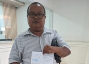 Surono menunjukan salah satu berkas laporan ke Komisi III DPR RI, Rabu (19/8/26). (Poto : Istimewa)