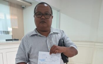 Surono menunjukan salah satu berkas laporan ke Komisi III DPR RI, Rabu (19/8/26). (Poto : Istimewa)