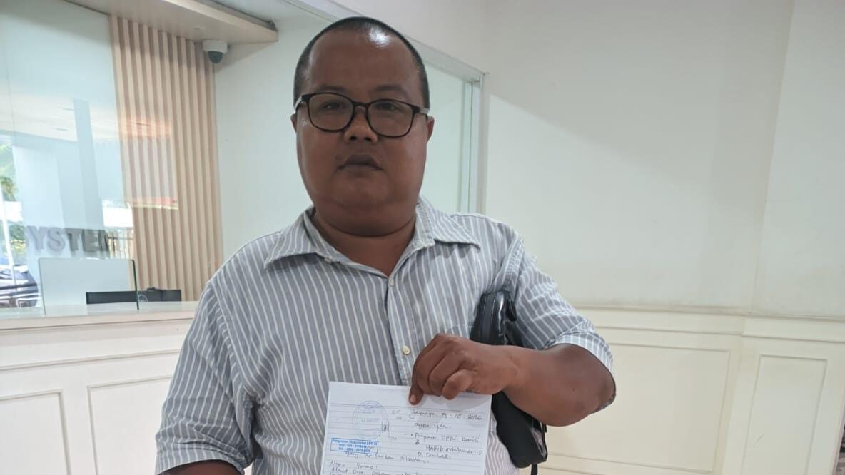 Surono menunjukan salah satu berkas laporan ke Komisi III DPR RI, Rabu (19/8/26). (Poto : Istimewa)